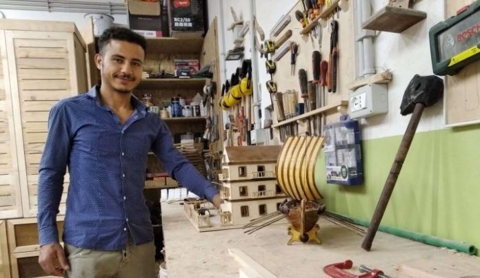 La creatività di Athnasuos nel legno e quel veliero tra Egitto e Sicilia