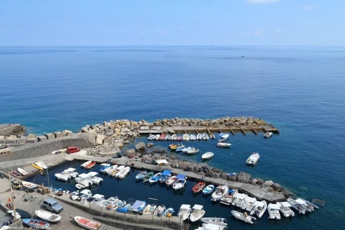 Lavori al porto di Malfa