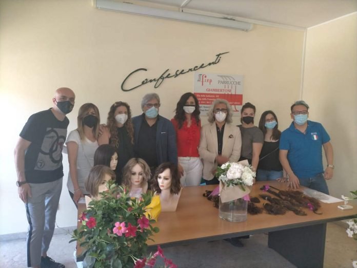 Capelli veri offerti per realizzare parrucche