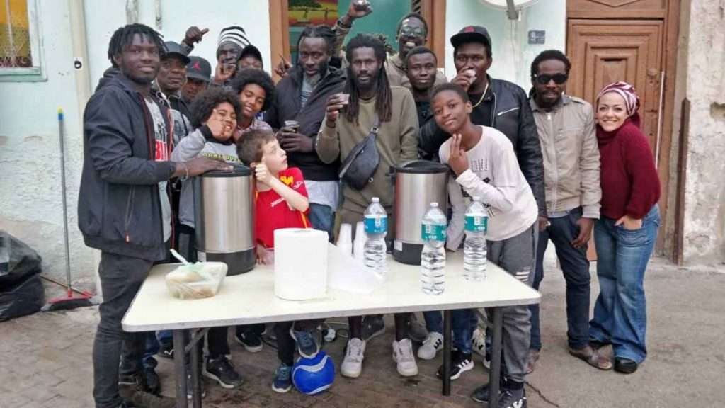 i Bayefall donano il cibo per "rompere" il digiuno ai più poveri