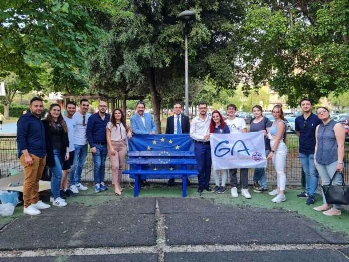 panchina blu dell'Europa con i giovani delle Acli