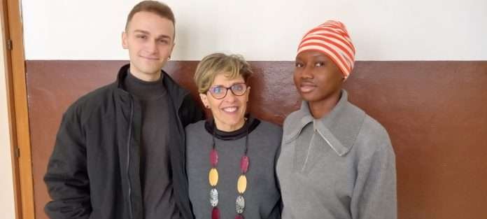 Da dx: Adiarra, la docente Mariella Palermo, Filippo Maniscalco