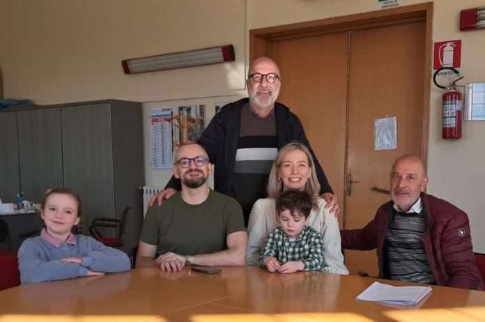 Il sindaco Giuseppe Cacioppo con la famiglia di Lyndsey e Robert
