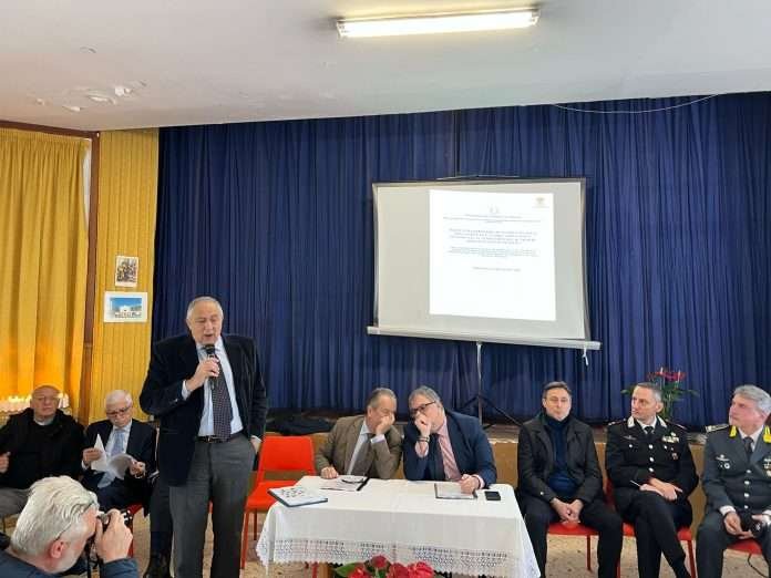 Il sindaco Roberto Lagalla alla conferenza stampa a Borgo Nuovo