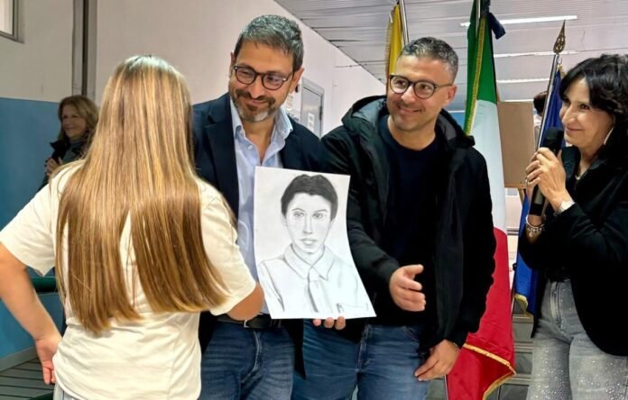 La dirigente Lupo, i fratelli di Biagio Siciliano, e una studentessa (sezione teatrale della secondaria primo grado) che dona un ritratto da lei prodotto