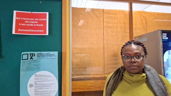 Bijou Nzirirane con il cartello rosso a Unipa