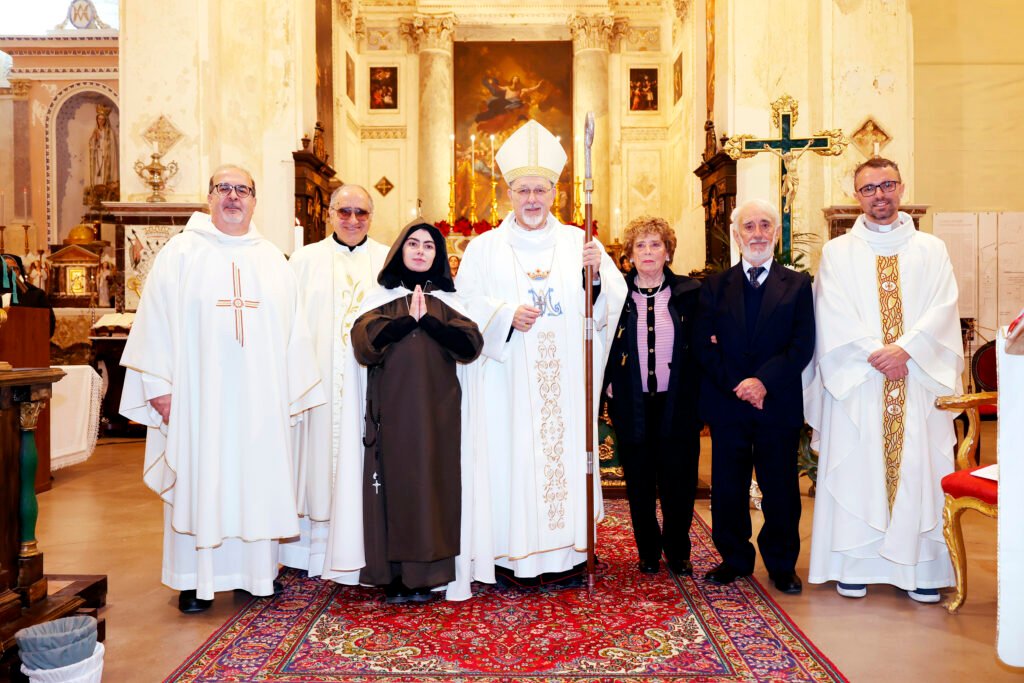 La professione dei voti di Madre Maria Ioseph accanto all'Arcivescovo Damiano, ai genitori, e al parroco Don Corona