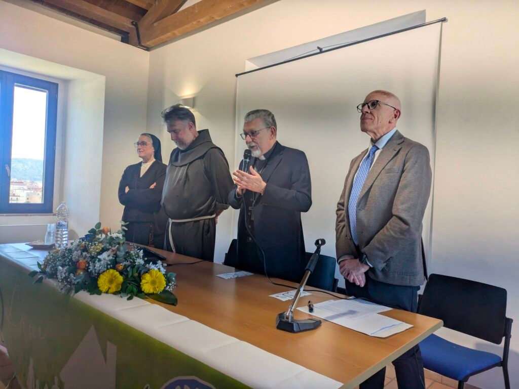 Convegno nella sede dei Cappuccini a Sambuca di Sicilia. Da sx: Suor Veronica Donatello, Fra Marco Vianelli, Mons. A. Damiano, Carmelo Moscato (ph. Oasi Cana)