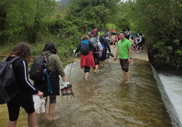 Attraversamento del fiume Sosio sull'Itinerarium Rosalie per la Giornata regionale dei Cammini di Sicilia 2026 (ph. Rosanna Paternostro)