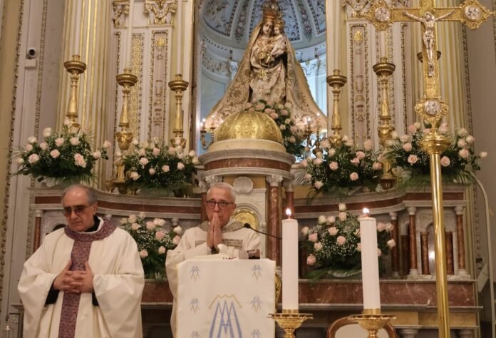 Padre Damigella (dx) e Padre Corona (sx) davanti al simulacro della Madonna dell'Udienza a Sambuca (ph. Franco Lo Vecchio)
