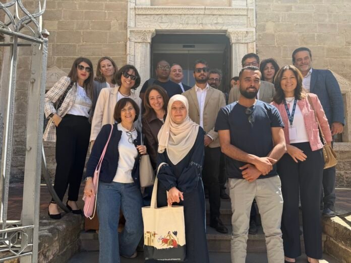 I due studenti palestinesi con il gruppo UniPa che si è occupato del loro arrivo