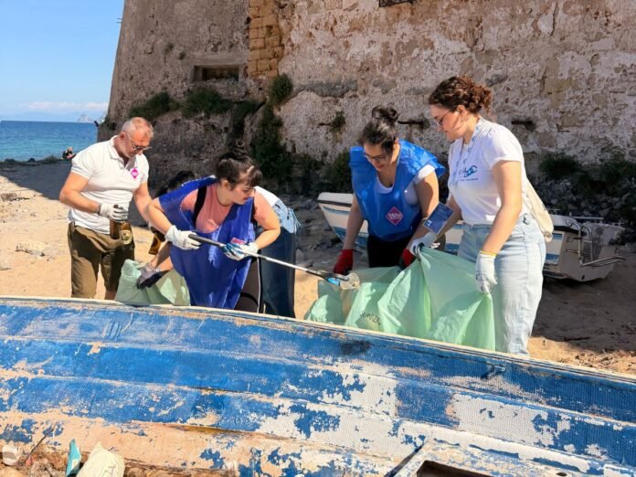 Volontari di Retake Palermo a lavoro (Ph. Ufficio stampa)
