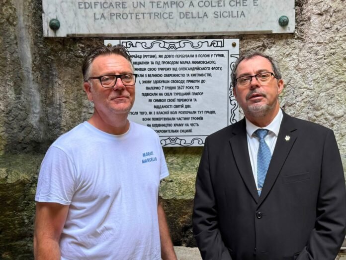 L'ambasciatore Andrii Yurash davanti alla targa per Santa Rosalia (ph. social)