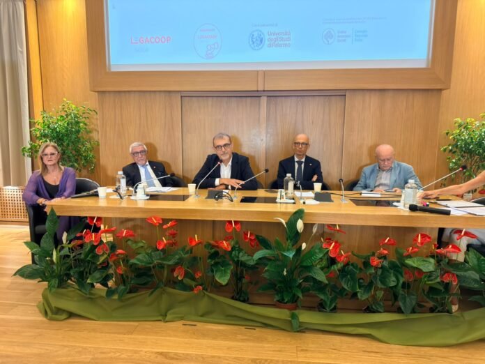 da sx:. Angela Peruca e Filippo Parrino (direttore e presidente LegaCoop Sicilia), Filippo Barbieri (presidente progetto salute), Massimo Ascari (Legacoopsociali), Maurizio Pozzi (Legacoop Sanità)