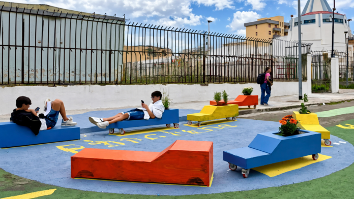 Panchine a San Giovanni Apostolo di fronte l'Istituto Saladino